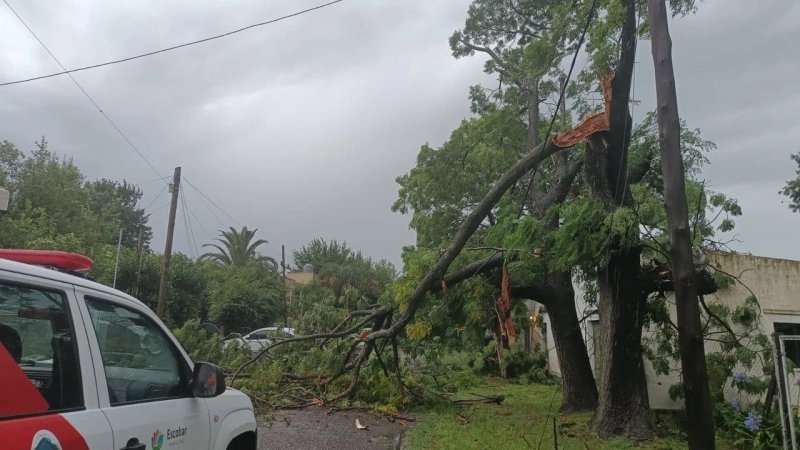 Fuerte temporal en el AMBA: inundaciones, destrozos y miles de usuarios sin luz