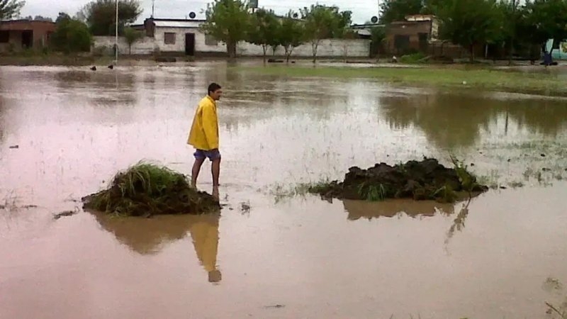 Familias atrapadas por el agua piden ser rescatadas tras un fuerte temporal en Tucumán