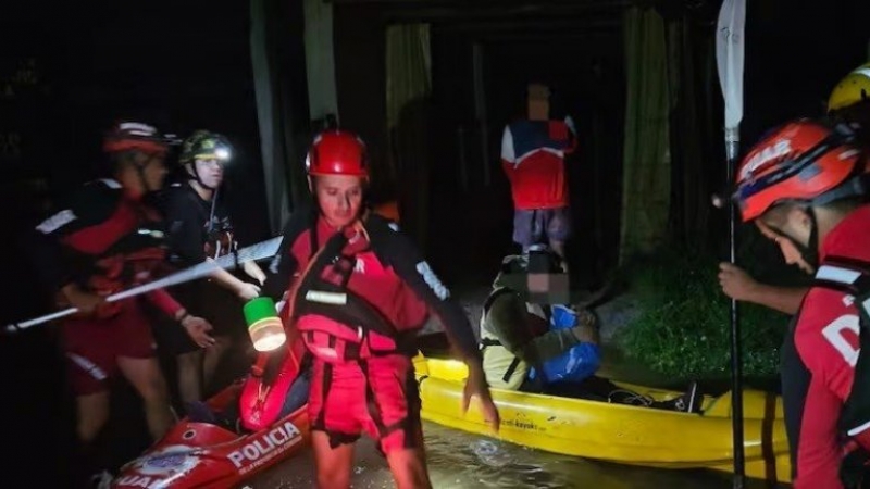 Evacuaron a familias de localidades de Traslasierra tras la crecida del río Los Sauces
