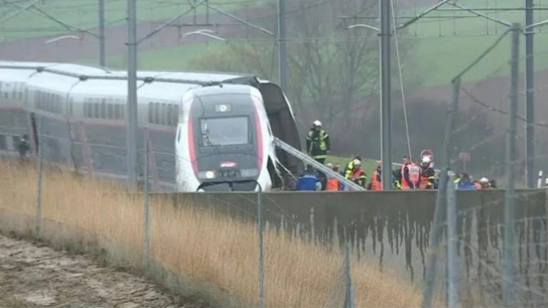 Trágico choque de un tren con camión en Francia: murió el maquinista y hay 27 heridos