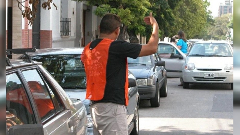 El proyecto de Llaryora para prohibir a los naranjitas ilegales y limpiavidrios toma impulso en la Legislatura