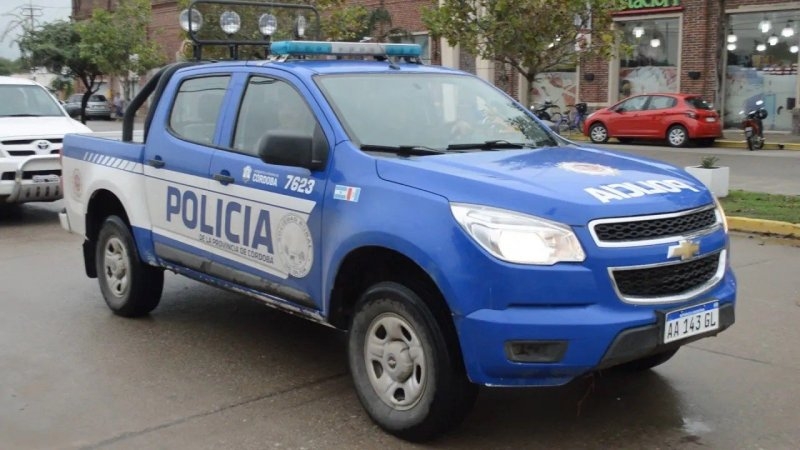 Mujer aprehendida por resistencia a la autoridad durante un procedimiento policial
