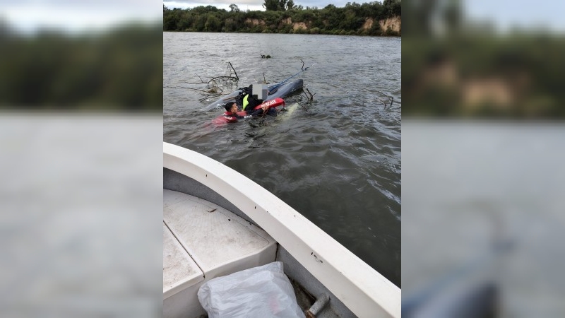 Rescate exitoso en el Embalse: dos hombres fueron asistidos tras volcar su embarcación