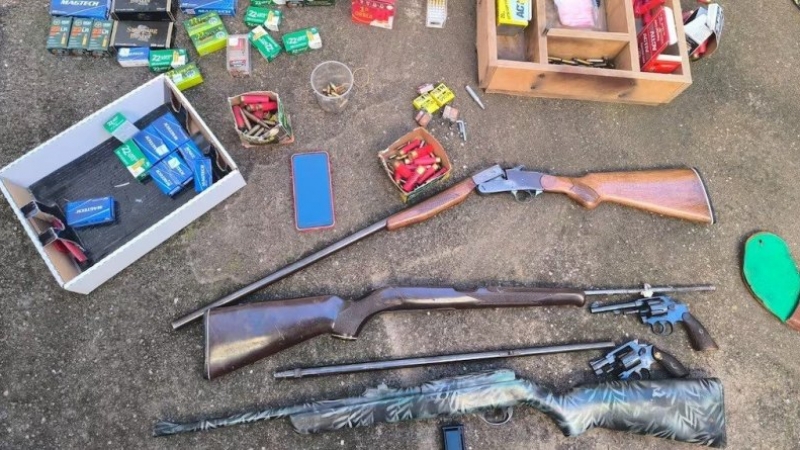 Lo allanaron por una causa en Córdoba y le descubrieron armas de todo tipo y municiones