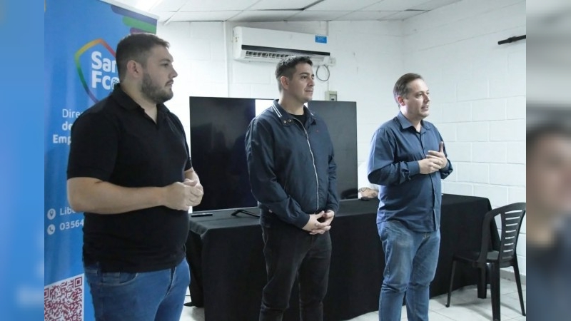 La Oficina Móvil de Empleo de la Municipalidad de San Francisco visitó el barrio 20 de Junio este jueves 9 de abril para asesorar sobre programas laborales. 