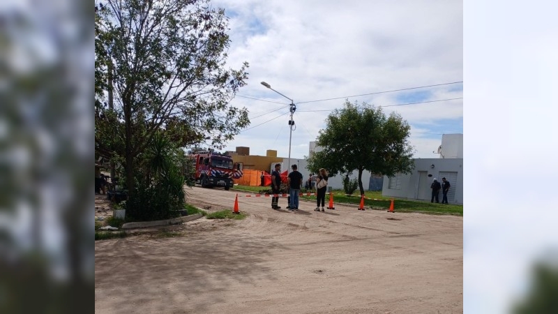 Camión aplastó a un hombre mientras se encontraba trabajando en el vehículo 