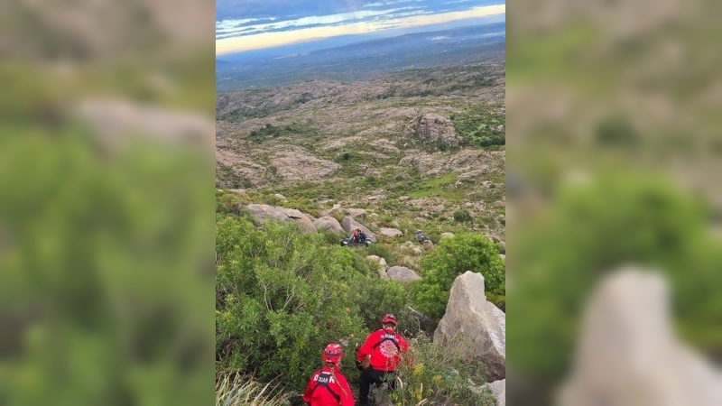 Operativo en Córdoba: cayó 30 metros por las Altas Cumbres y los bomberos lo salvaron