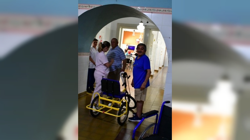 El municipio entregó una bicicleta adaptada al Hogar de ancianos Enrique J. Carrá