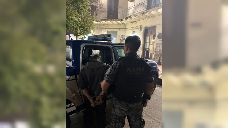 Escándalo en la madrugada: rompieron un comercio y terminaron detenidos en barrio La Milka