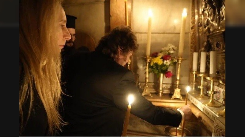 Milei rindió homenaje al papa Francisco desde el Santo Sepulcro y envió una carta al Episcopado