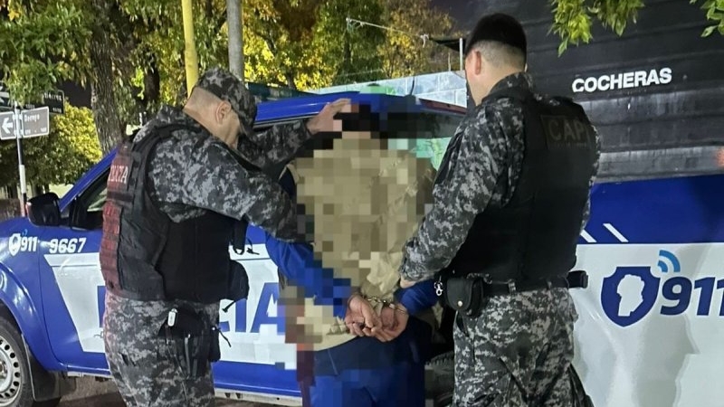 Detienen a un hombre por hurto en un comercio y recuperan lo sustraído