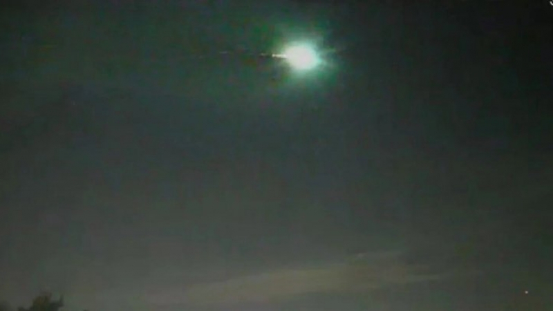 Sorpresa en Buenos Aires: una luz brillante cruzó el cielo en plena noche y quedó filmada