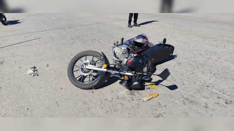 Una mujer resultó con lesiones leves tras un choque entre motocicletas