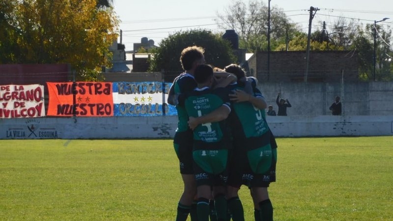 Sportivo Belgrano goleó a Independiente y se mantiene en zona de pelea