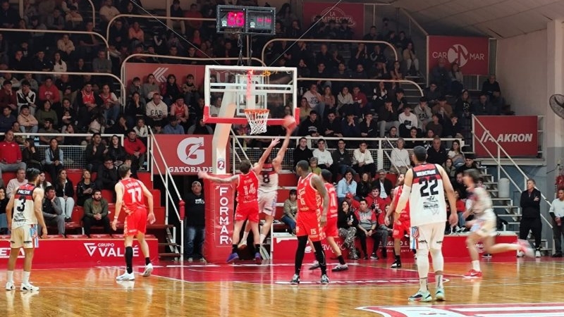 San Isidro pegó primero en los cuartos de final