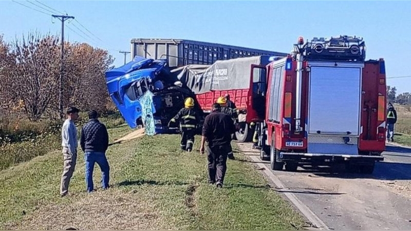 Fuerte siniestro vial entre dos camiones y una camioneta en la Ruta Nacional 34