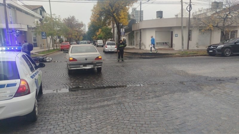 Una mujer fue hospitalizada tras un accidente entre un automóvil y una motocicleta