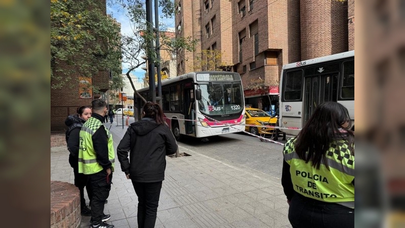 Le amputaron la pierna a una mujer al caer debajo de un colectivo en Córdoba
