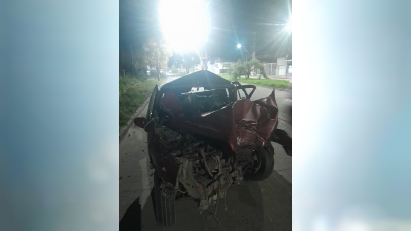 Tremendo: se mató un hombre al chocar contra una columna en Santa Fe