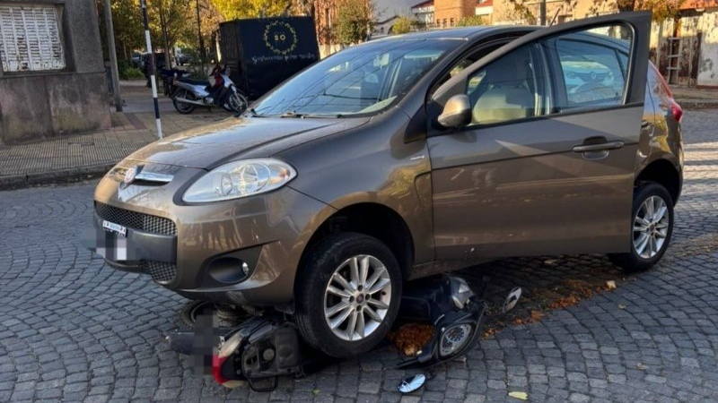 Choque entre un automóvil y una motocicleta en barrio Catedral