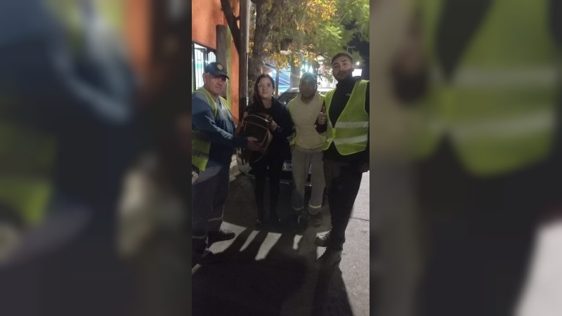 Encontraron un bolso en Plaza Vélez Sarsfield y lo devolvieron a su dueña