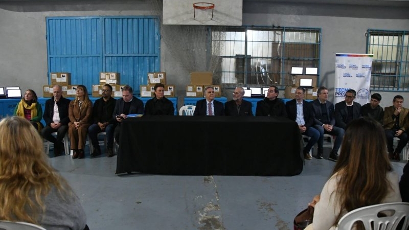 En San Francisco Llaryora entregó netbooks y anunció dos mil millones de pesos para financiar la educación técnica provincial