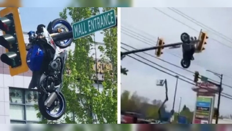 Una moto chocó contra un auto y terminó colgada de un semáforo