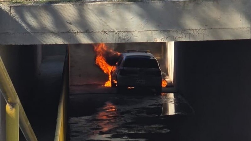 Se incendió un automóvil en el predio del Hipódromo de San Francisco