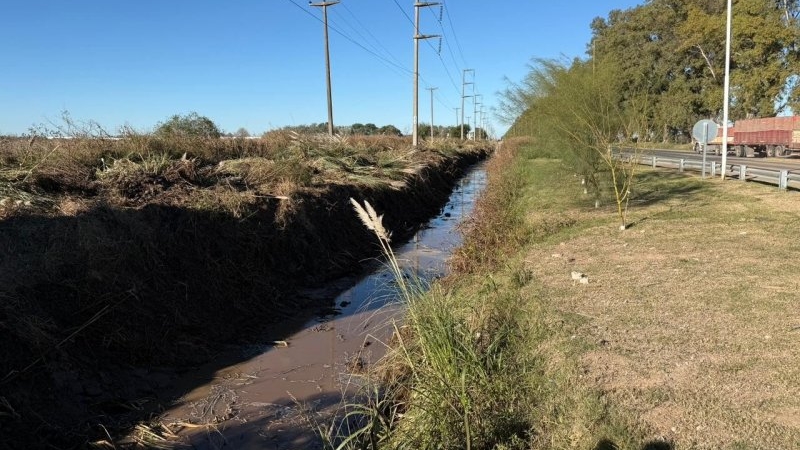 Se trabaja en la limpieza del canal de desagües pluviales de la ruta nacional 158