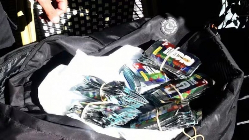 Robo y persecución: detuvieron a dos motochoros por llevarse 150 paquetes de figuritas del Mundial