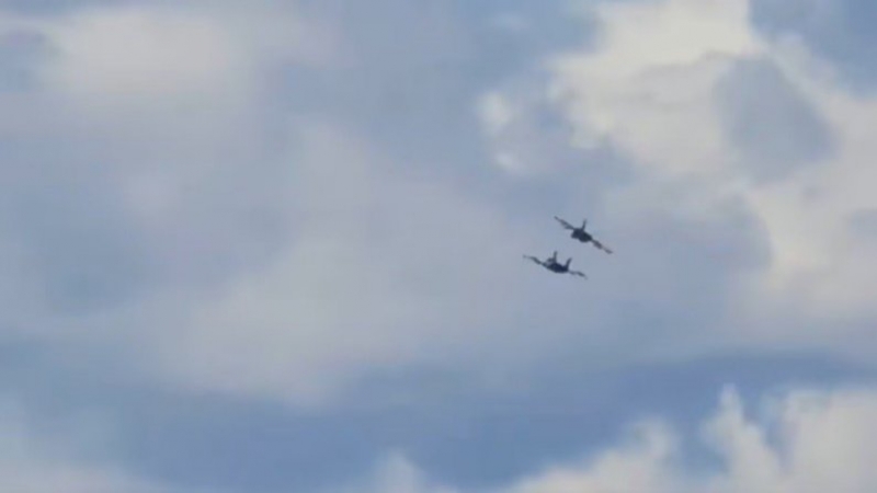Impactante choque de dos aviones militares en un show aéreo en Estados Unidos