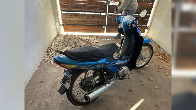 Una motocicleta robada apareció abandonada en una vivienda deshabitada