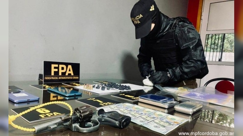 FPA  secuestró cocaína y un arma de fuego en Arroyito. Dos detenidos. 