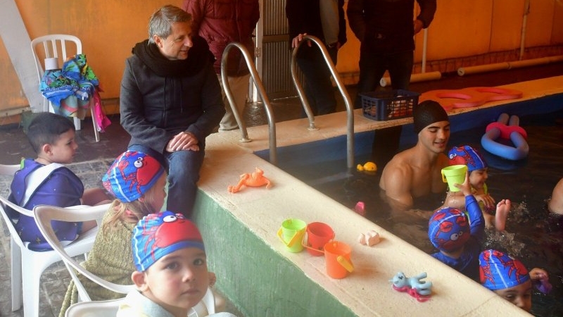 Los niños del CDI Paula Albarracín de Sarmiento realizaron actividades acuáticas en el Sport Automóvil Club