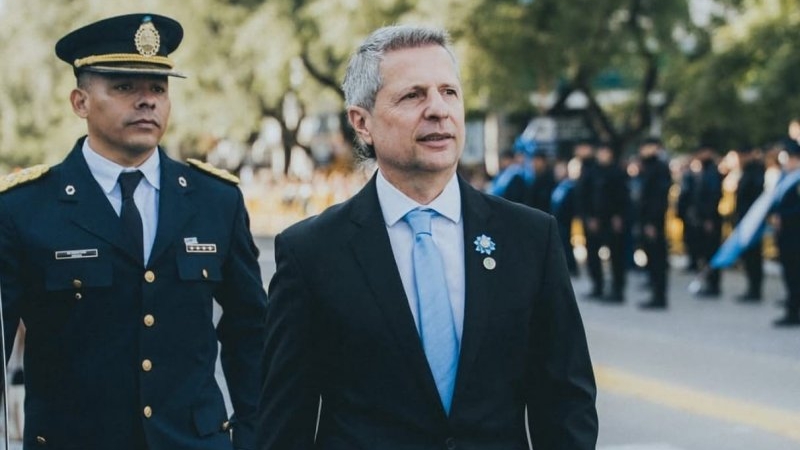 Lunes patrio y tradicional desfile de 25 de mayo