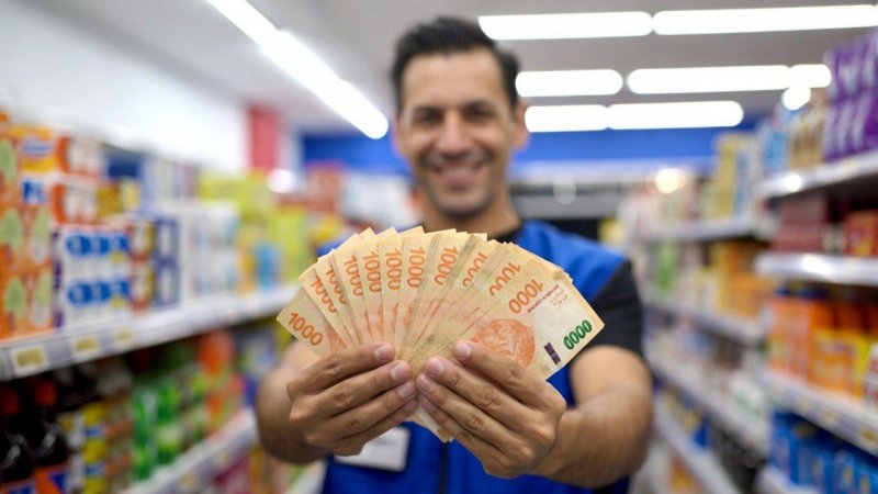 Empleados de comercio: cuál es el impacto del bono en el salario de junio