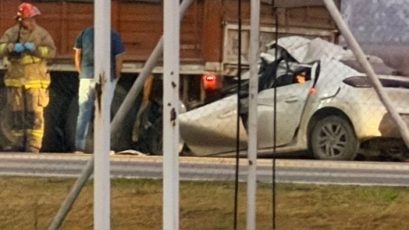 Murió tras incrustar su auto contra un camión que estaba al costado de la ruta