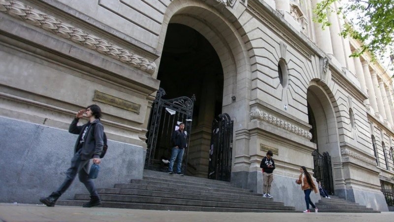 Los alumnos del Colegio Nacional de Buenos Aires reactivaron la medida de fuerza al término del turno noche