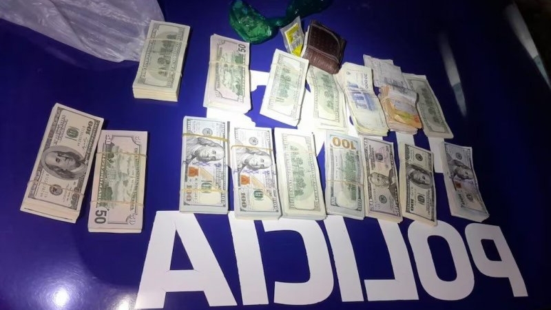 Pasó en doble línea, lo frenó la Policía y quiso sobornar con $1 millón y casi 130 mil dólares