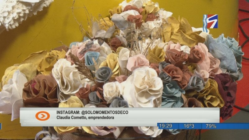 Flores de tela, arreglos decorativos y velas artesanales