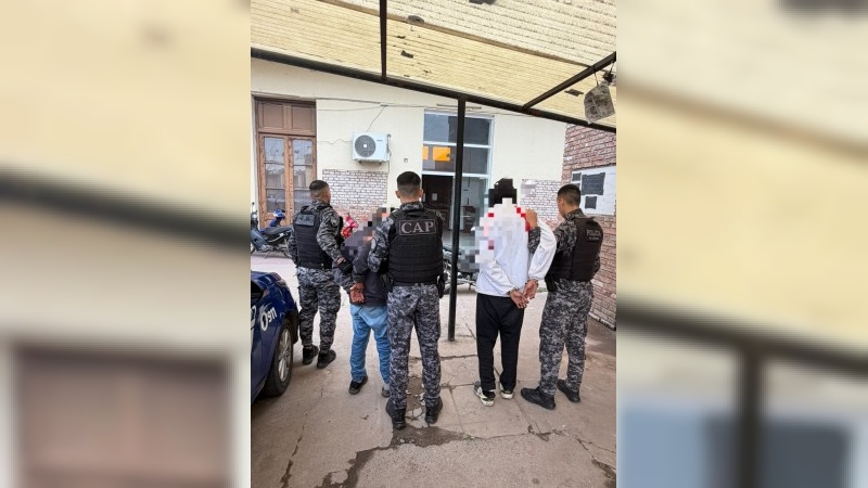 Aprehendieron a dos jóvenes que circulaban con una réplica de arma de fuego