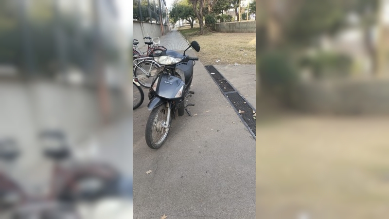 Recuperaron una motocicleta abandonada en el estacionamiento del Pingüino y dieron con su propietaria
