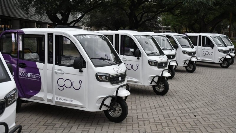 La empresa privada GOU exhibe en la ciudad los vehículos eléctricos carrozados de tres ruedas