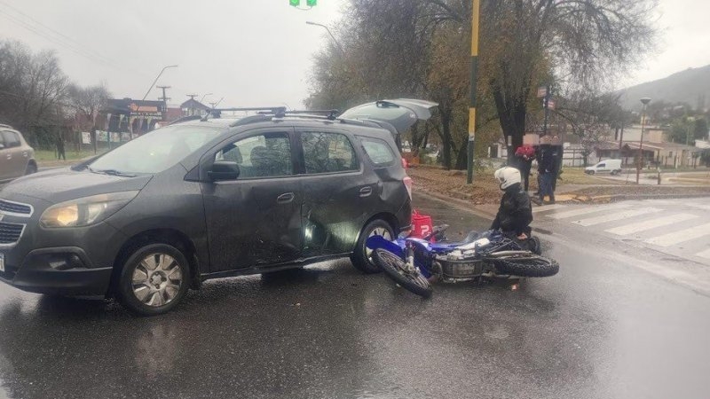Córdoba: murió un motociclista tras un fuerte choque en el centro de Villa Carlos Paz