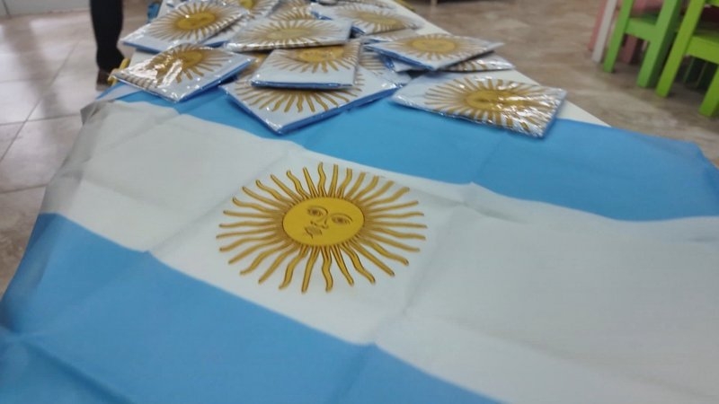 Barrio Maipú impulsa una campaña para llenar sus calles de banderas argentinas