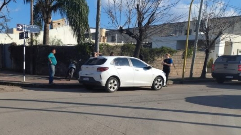 Motociclista sufrió lesiones leves tras un choque en la intersección de Perú y Entre Ríos