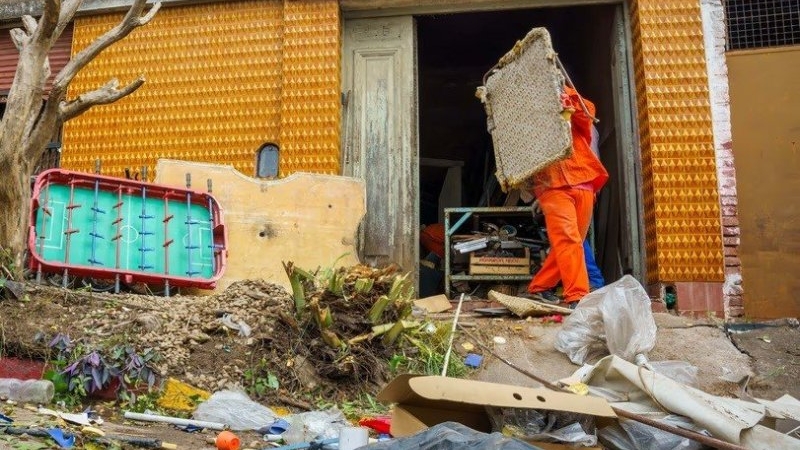 Córdoba: eliminan más de 800 toneladas de residuos acumuladas en patios y techo de una casa
