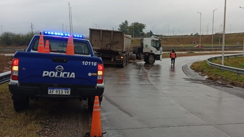 Despiste de un camión en la intersección de Ruta 158 y Autovía 19