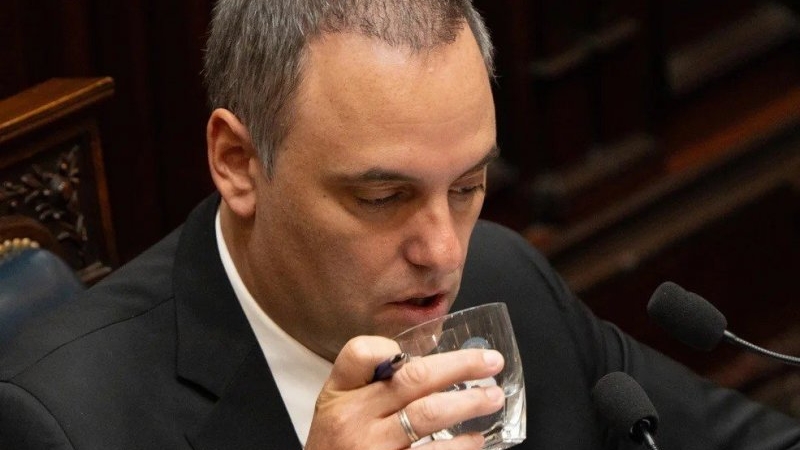 Versiones cruzadas entre la Casa Rosada y los aliados por los votos en el Congreso para salvar a Adorni